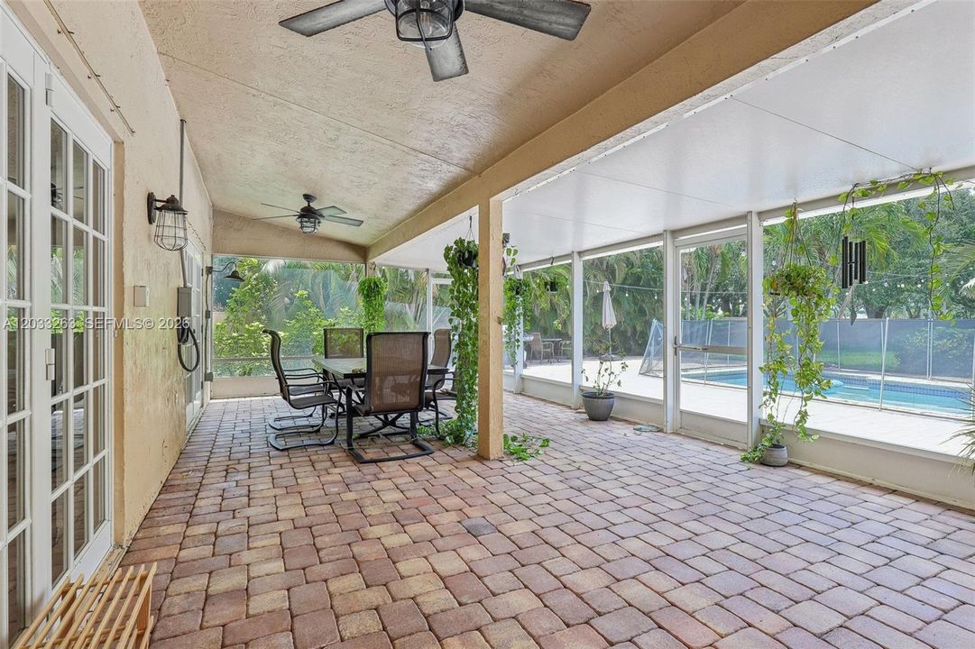 En Venta: $865,000 (4 camas, 2 baños, 2301 Pies cuadrados)