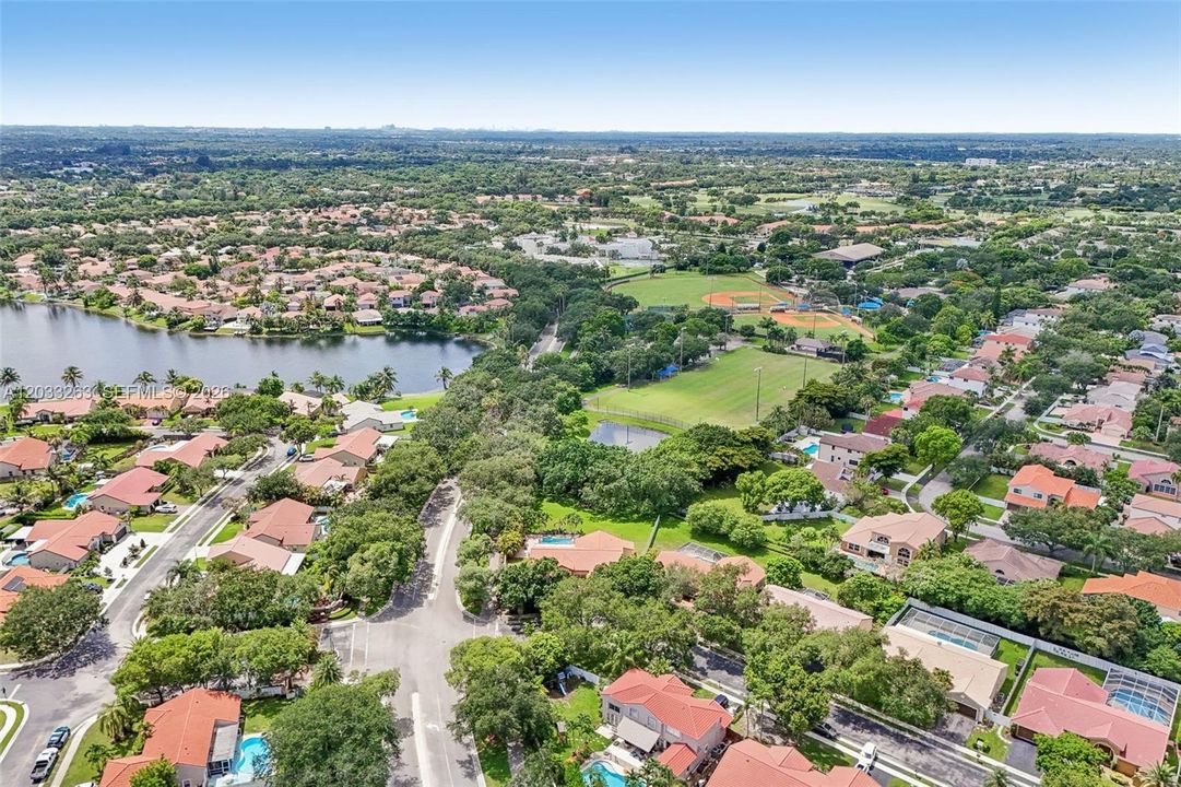En Venta: $865,000 (4 camas, 2 baños, 2301 Pies cuadrados)