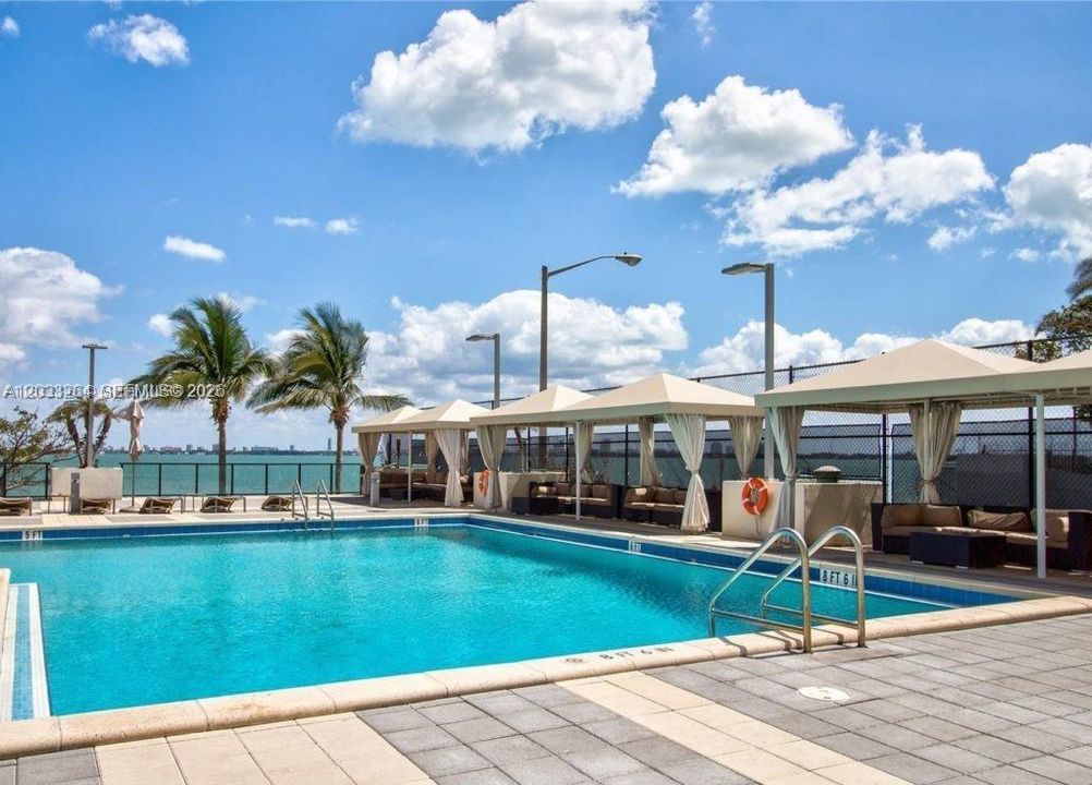 For Rent: $2,900 (2 beds, 1 baths, 955 Square Feet)