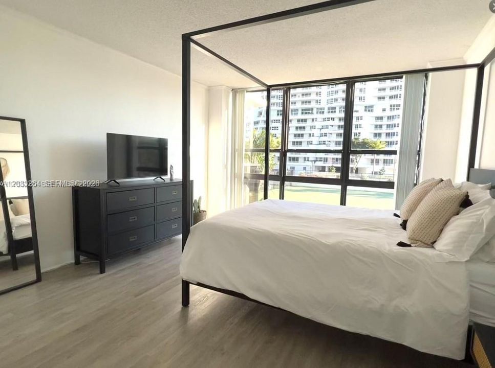 For Rent: $2,900 (2 beds, 1 baths, 955 Square Feet)