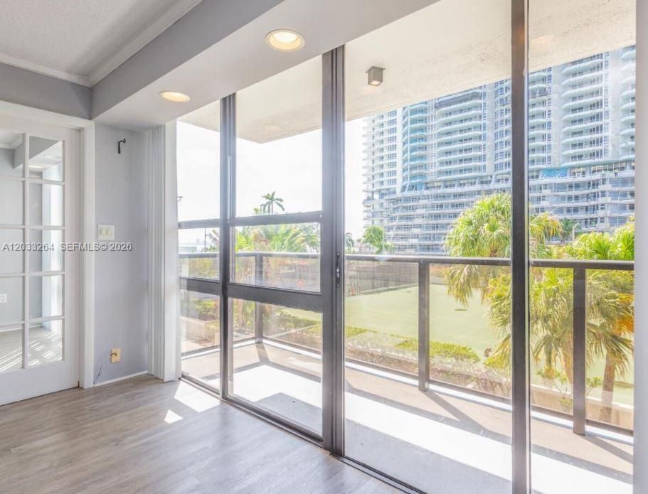 For Rent: $2,900 (2 beds, 1 baths, 955 Square Feet)