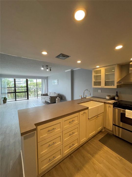 For Rent: $2,900 (2 beds, 1 baths, 955 Square Feet)