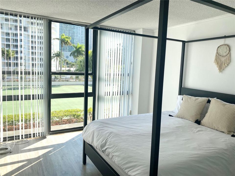 For Rent: $2,900 (2 beds, 1 baths, 955 Square Feet)