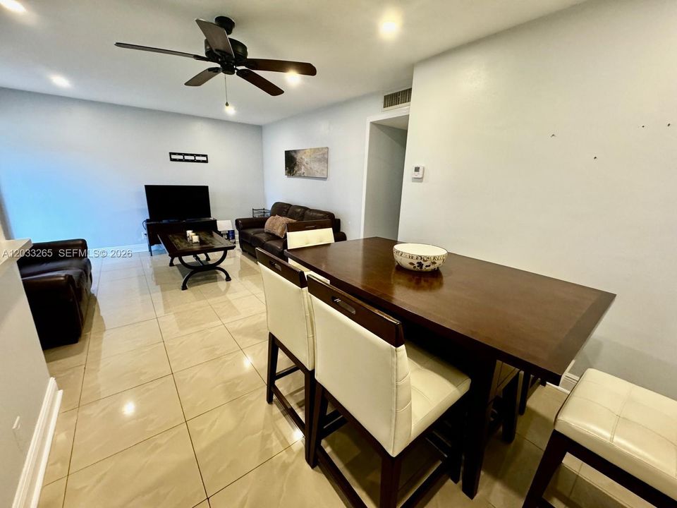 For Sale: $149,999 (2 beds, 1 baths, 880 Square Feet)