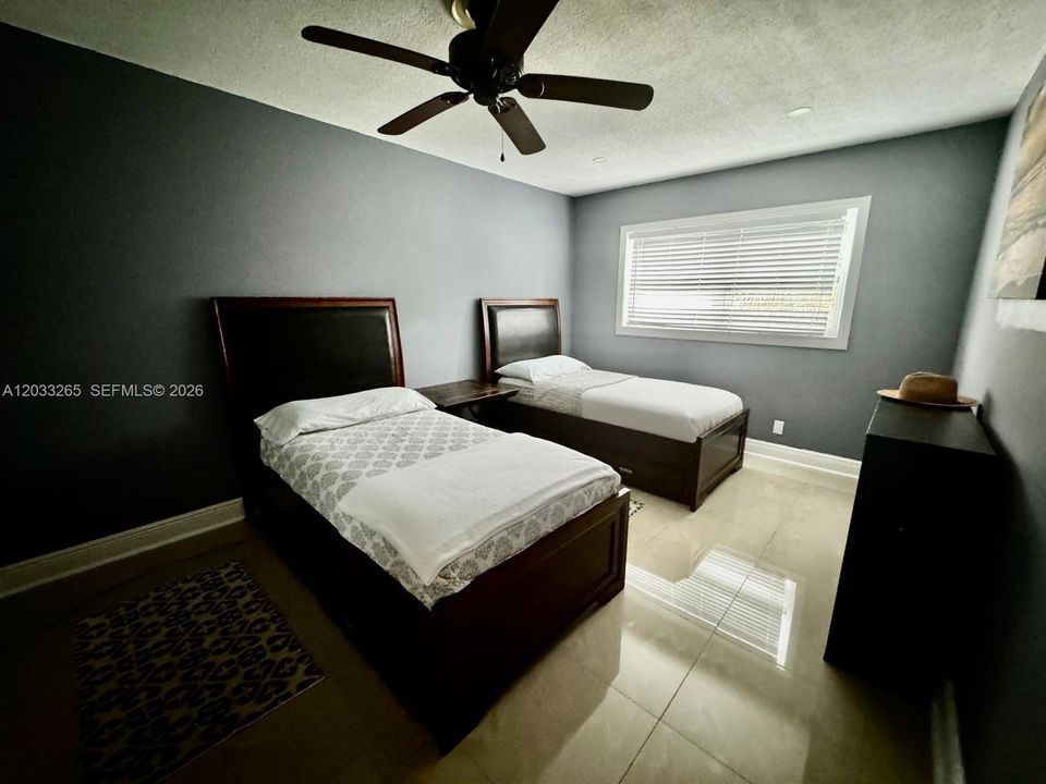 For Sale: $149,999 (2 beds, 1 baths, 880 Square Feet)