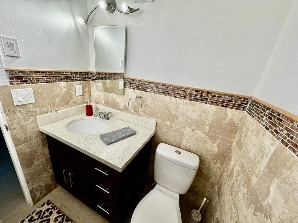 For Sale: $149,999 (2 beds, 1 baths, 880 Square Feet)