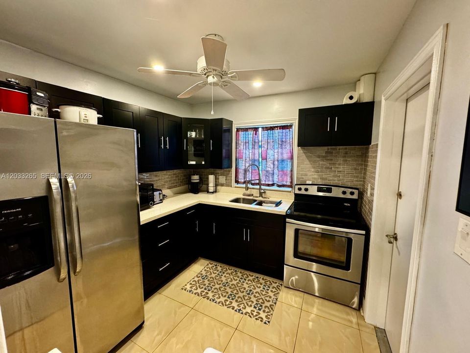 For Sale: $149,999 (2 beds, 1 baths, 880 Square Feet)