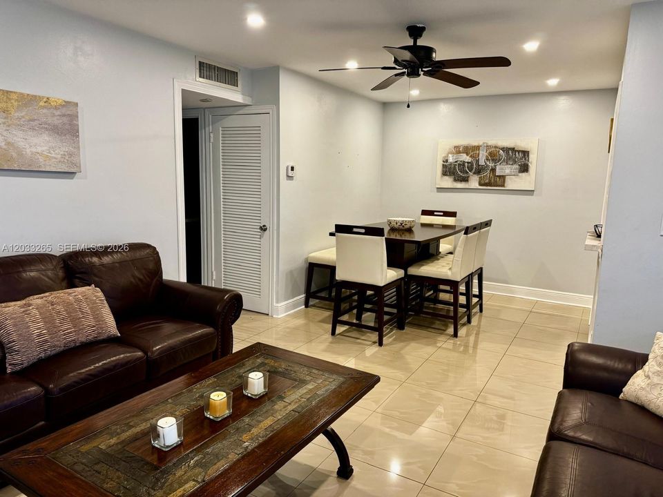 For Sale: $149,999 (2 beds, 1 baths, 880 Square Feet)