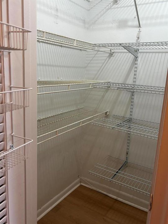 WALK IN PANTRYCLOSET