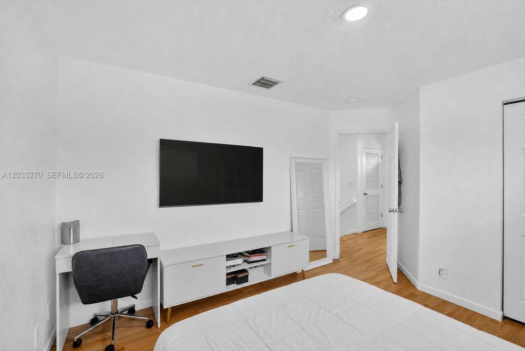 For Sale: $479,900 (4 beds, 2 baths, 1600 Square Feet)