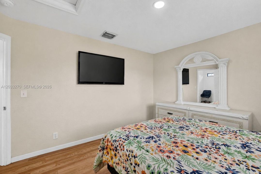 For Sale: $479,900 (4 beds, 2 baths, 1600 Square Feet)
