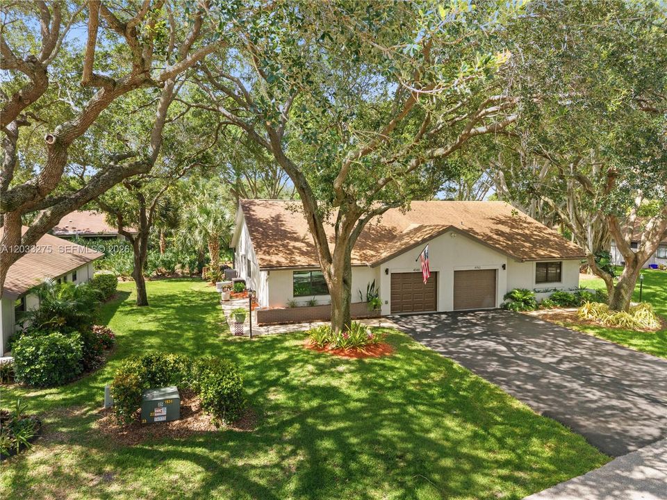 For Sale: $415,000 (2 beds, 2 baths, 1173 Square Feet)