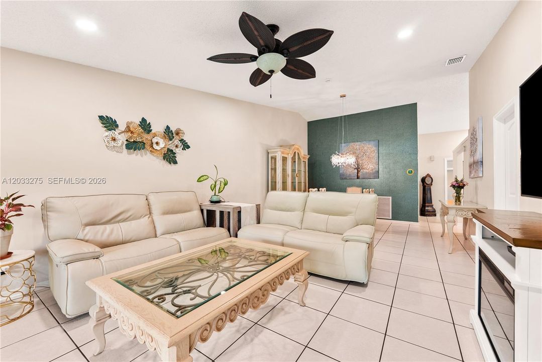 For Sale: $415,000 (2 beds, 2 baths, 1173 Square Feet)