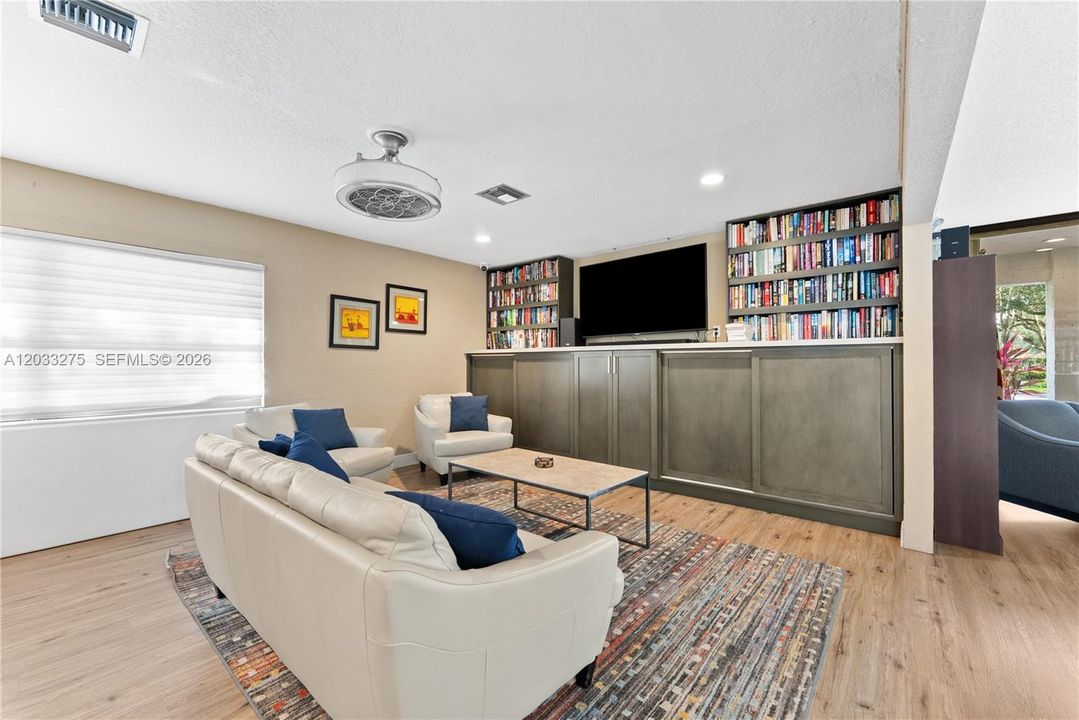 For Sale: $415,000 (2 beds, 2 baths, 1173 Square Feet)