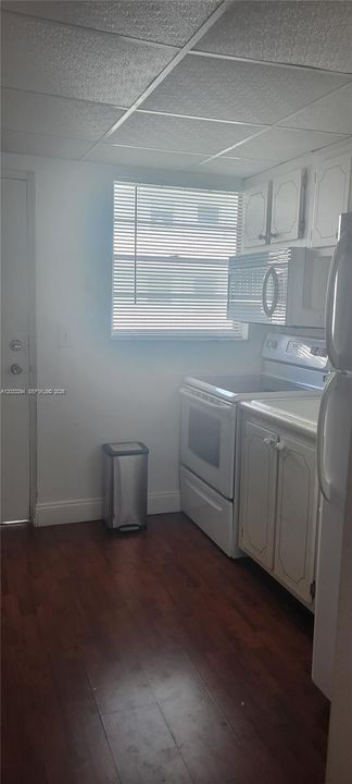 For Rent: $1,900 (0 beds, 1 baths, 370 Square Feet)