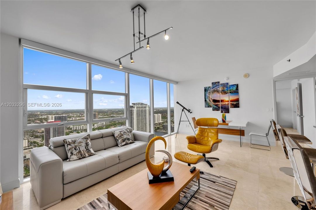 For Sale: $610,000 (1 beds, 1 baths, 871 Square Feet)