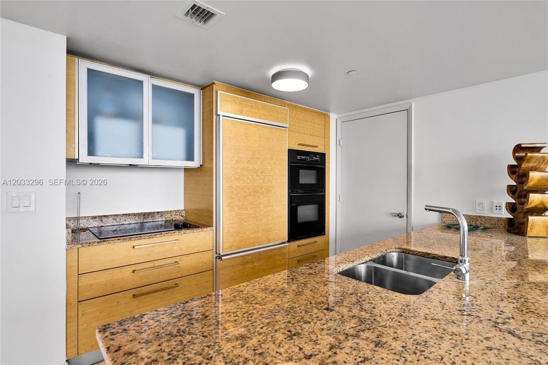 For Sale: $610,000 (1 beds, 1 baths, 871 Square Feet)