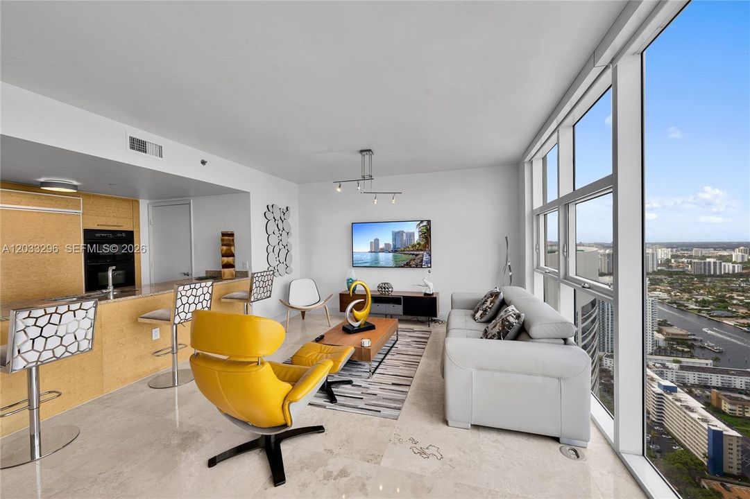 For Sale: $610,000 (1 beds, 1 baths, 871 Square Feet)
