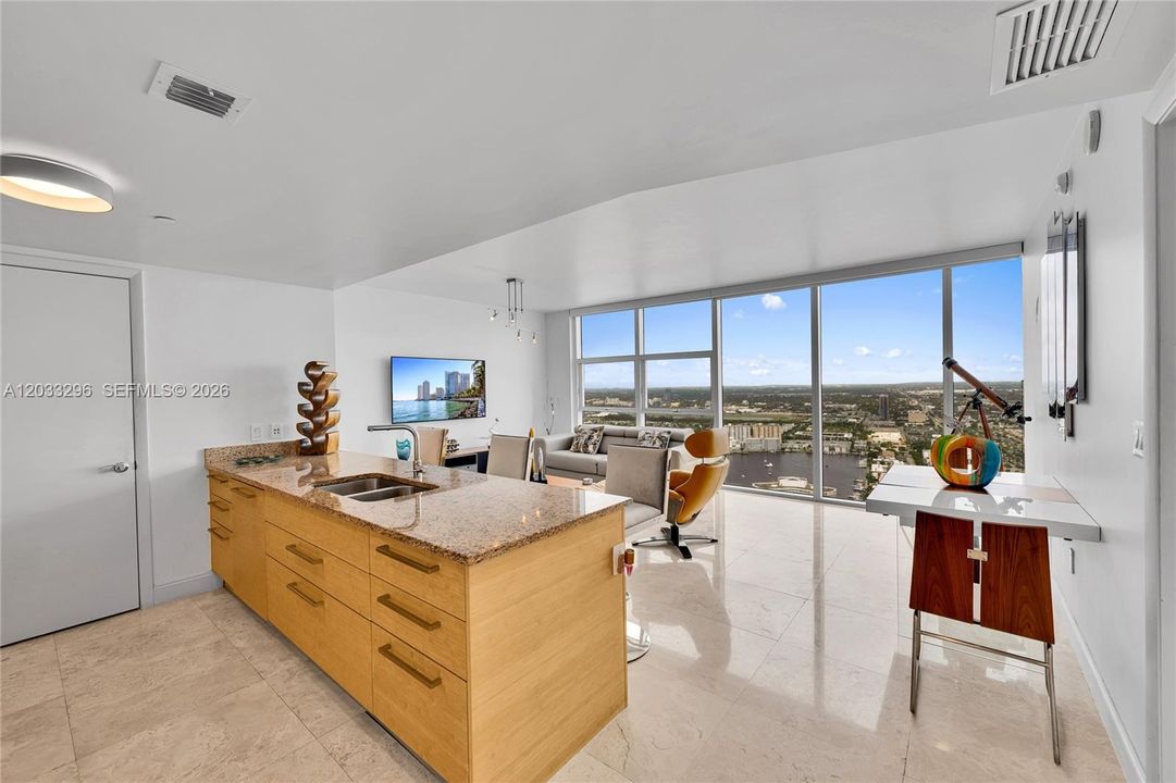 For Sale: $610,000 (1 beds, 1 baths, 871 Square Feet)