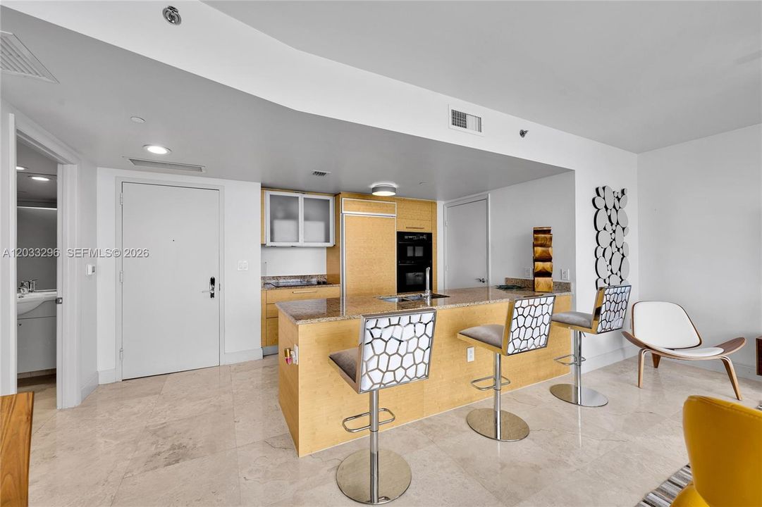 For Sale: $610,000 (1 beds, 1 baths, 871 Square Feet)