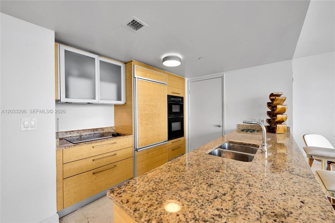 For Sale: $610,000 (1 beds, 1 baths, 871 Square Feet)