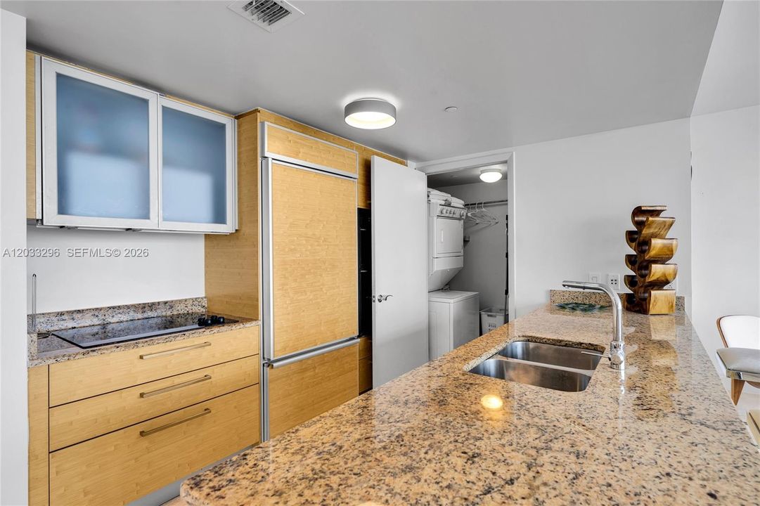 For Sale: $610,000 (1 beds, 1 baths, 871 Square Feet)