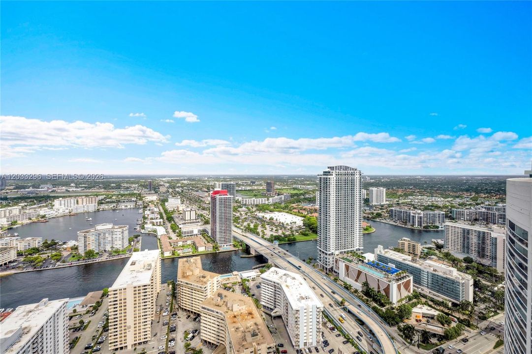 For Sale: $610,000 (1 beds, 1 baths, 871 Square Feet)