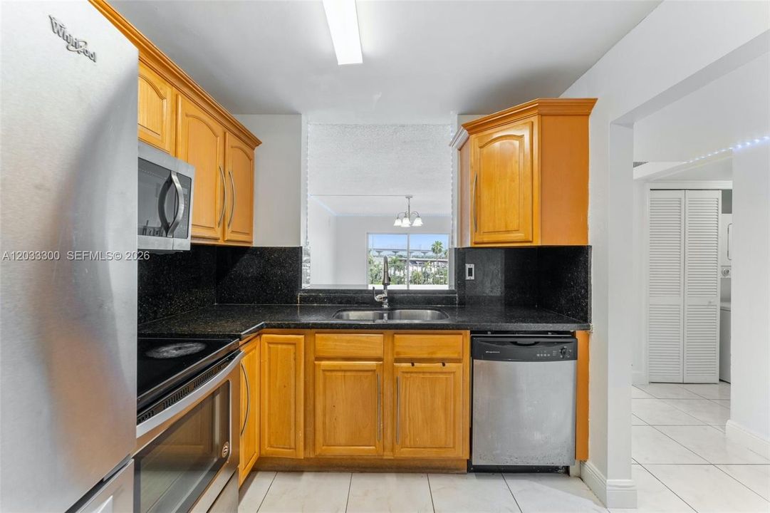 For Sale: $250,000 (2 beds, 2 baths, 1175 Square Feet)
