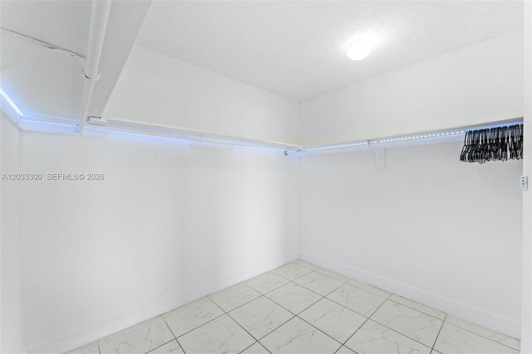 For Sale: $250,000 (2 beds, 2 baths, 1175 Square Feet)