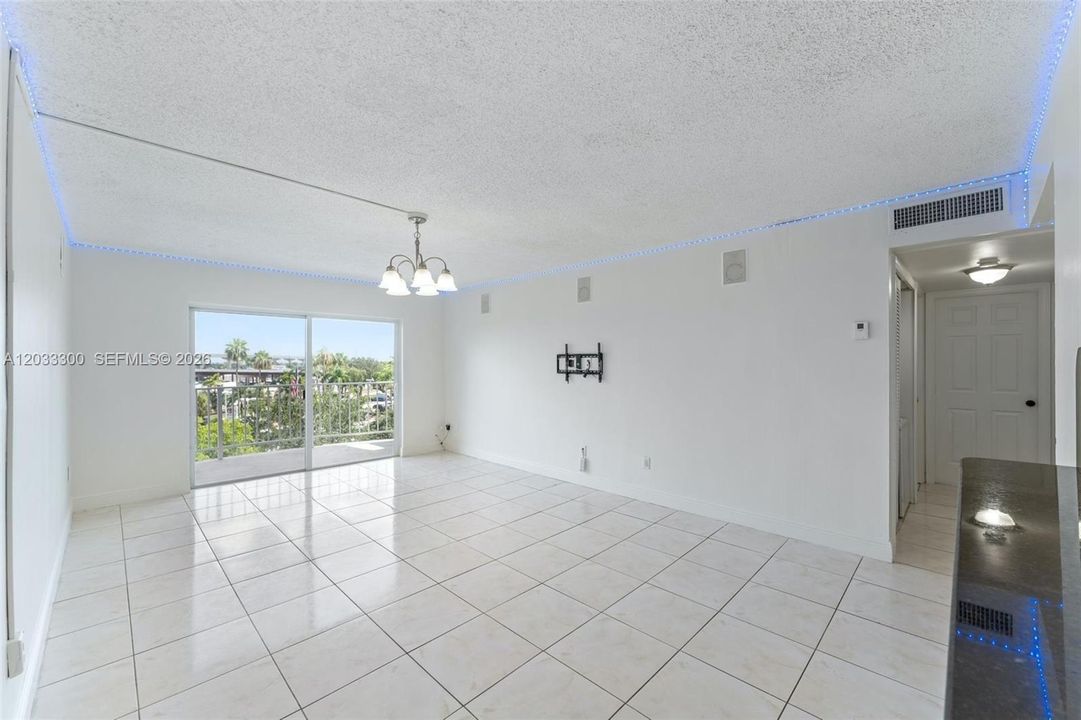 For Sale: $250,000 (2 beds, 2 baths, 1175 Square Feet)