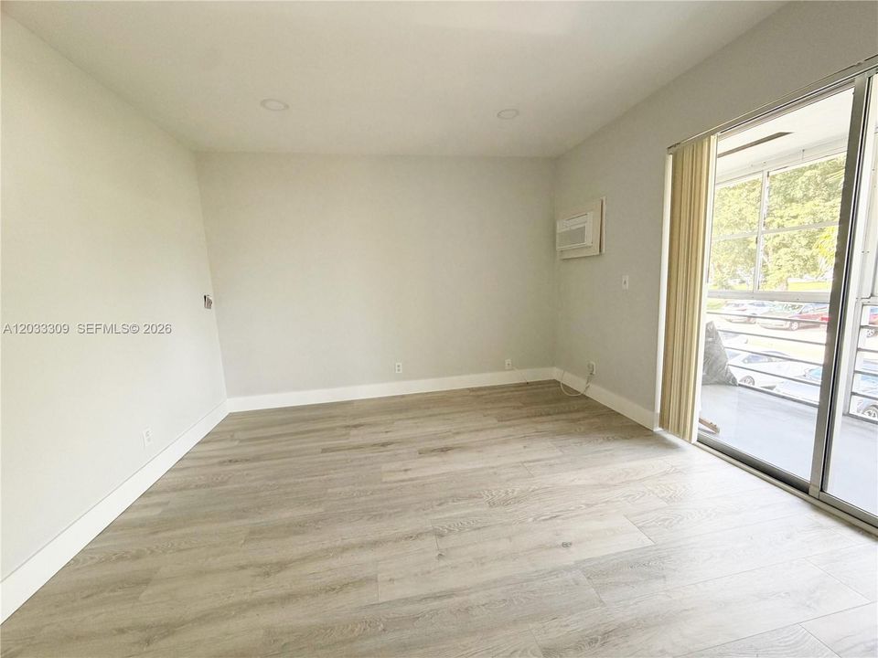 For Rent: $1,350 (1 beds, 1 baths, 593 Square Feet)