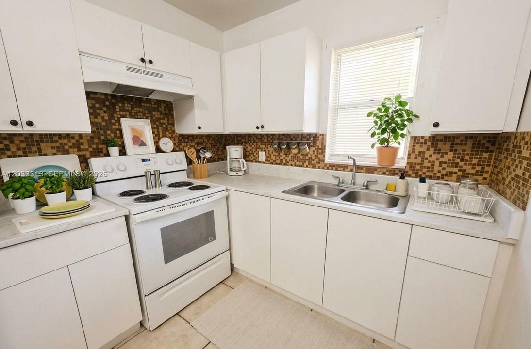 For Sale: $122,000 (2 beds, 1 baths, 880 Square Feet)