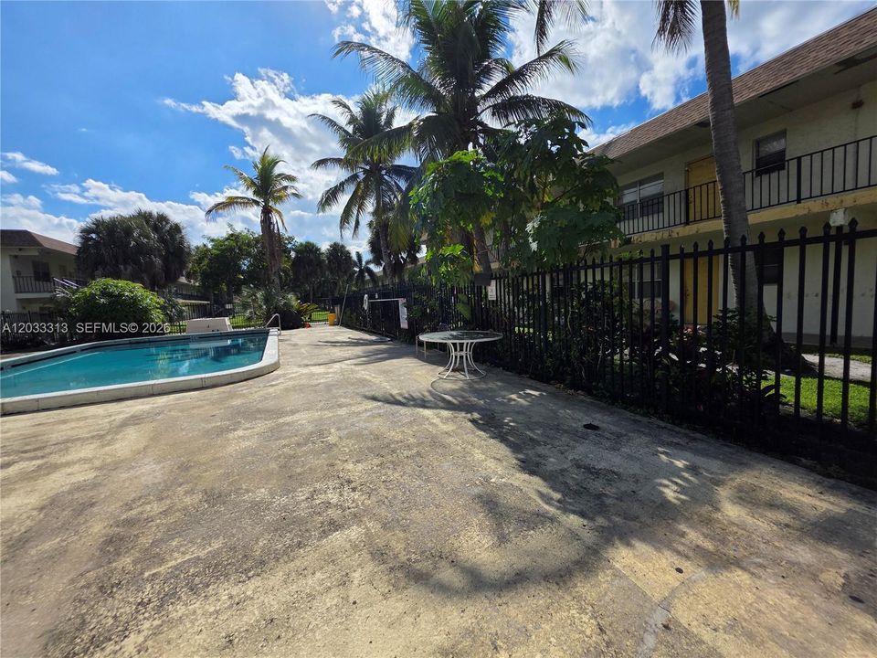 For Sale: $122,000 (2 beds, 1 baths, 880 Square Feet)