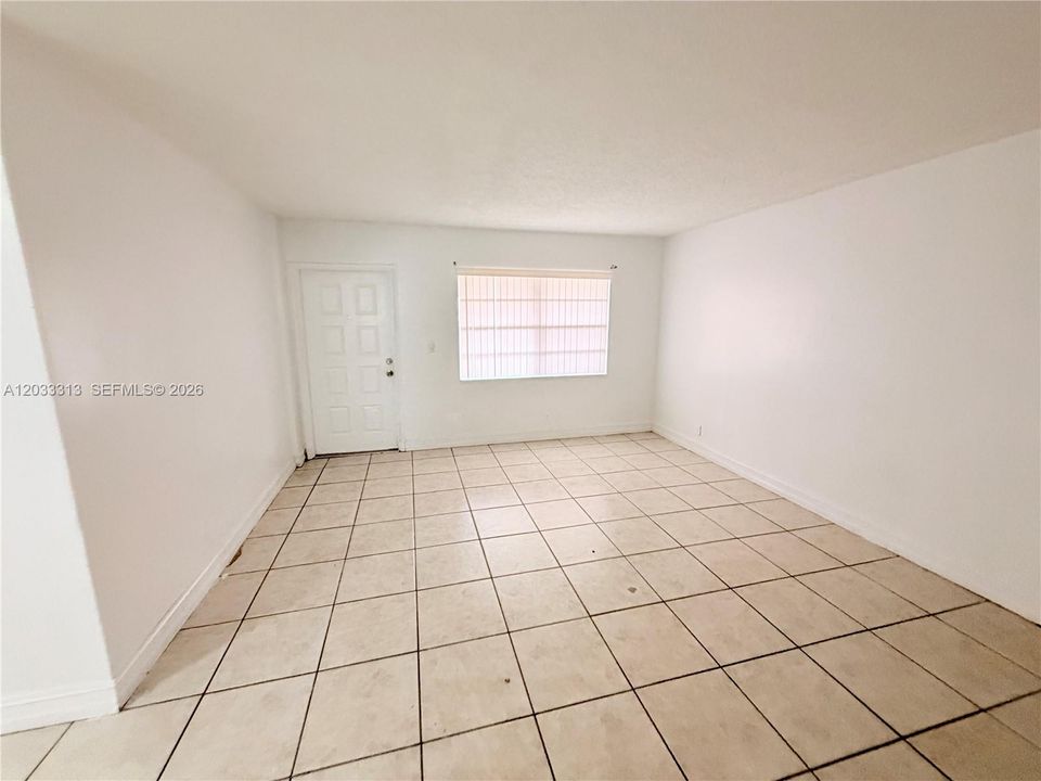 For Sale: $122,000 (2 beds, 1 baths, 880 Square Feet)