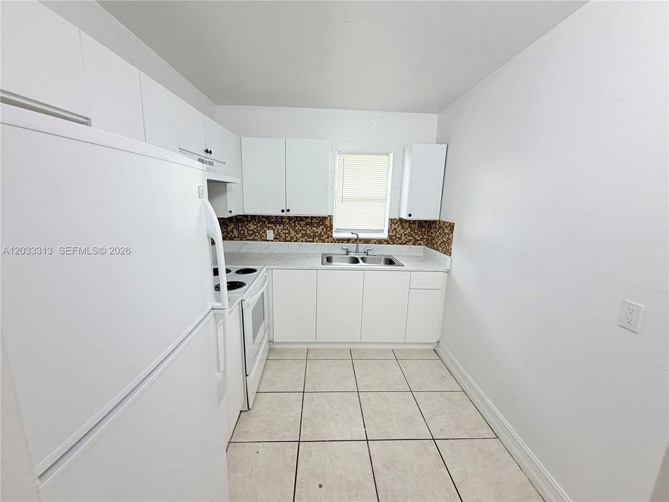 For Sale: $122,000 (2 beds, 1 baths, 880 Square Feet)