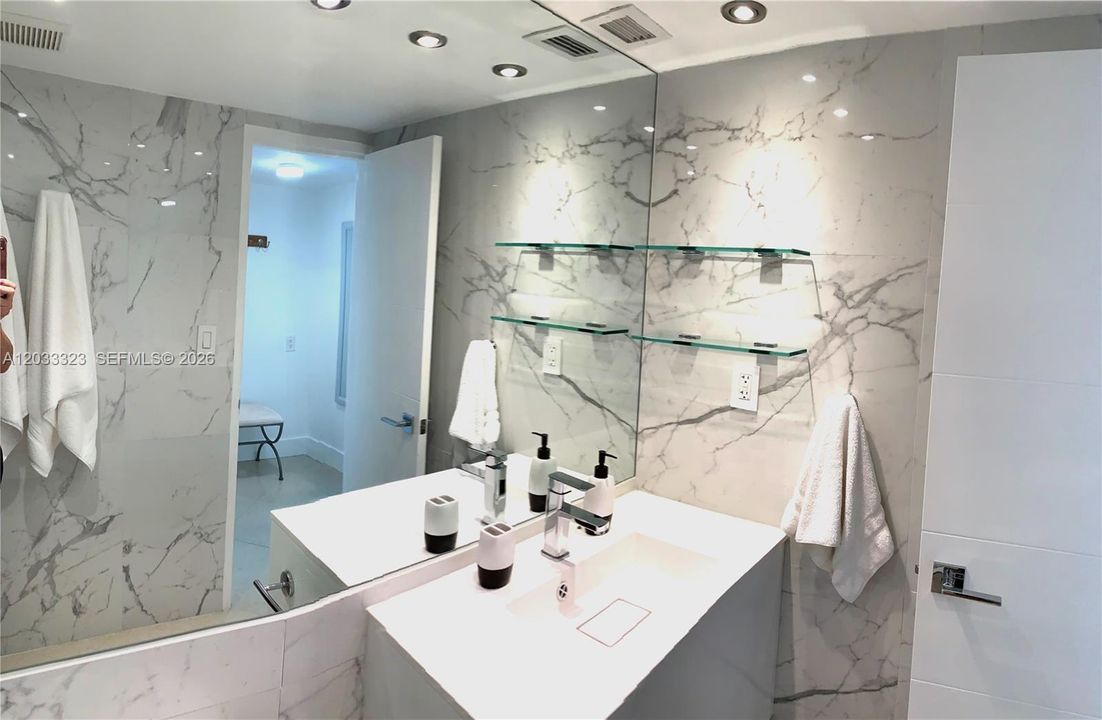 For Rent: $3,500 (2 beds, 2 baths, 1040 Square Feet)