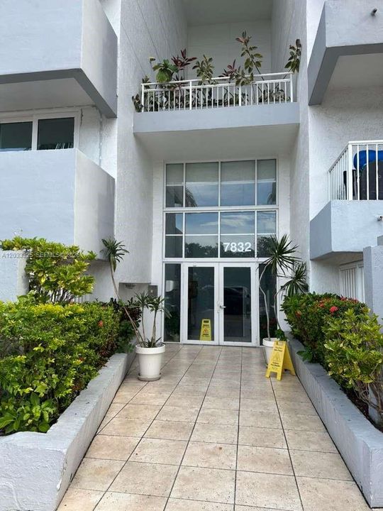 For Sale: $420,000 (2 beds, 1 baths, 780 Square Feet)