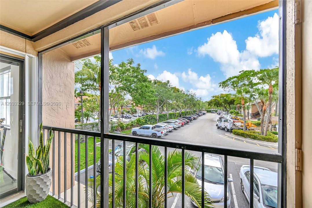 For Sale: $279,000 (1 beds, 1 baths, 651 Square Feet)