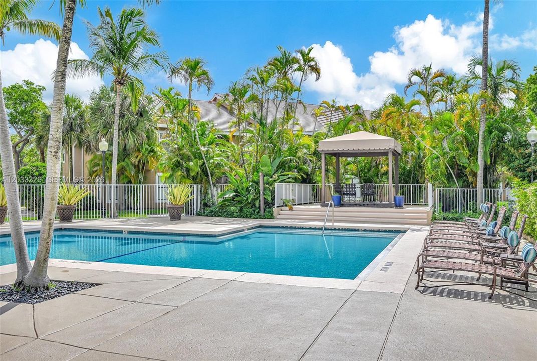 For Sale: $279,000 (1 beds, 1 baths, 651 Square Feet)