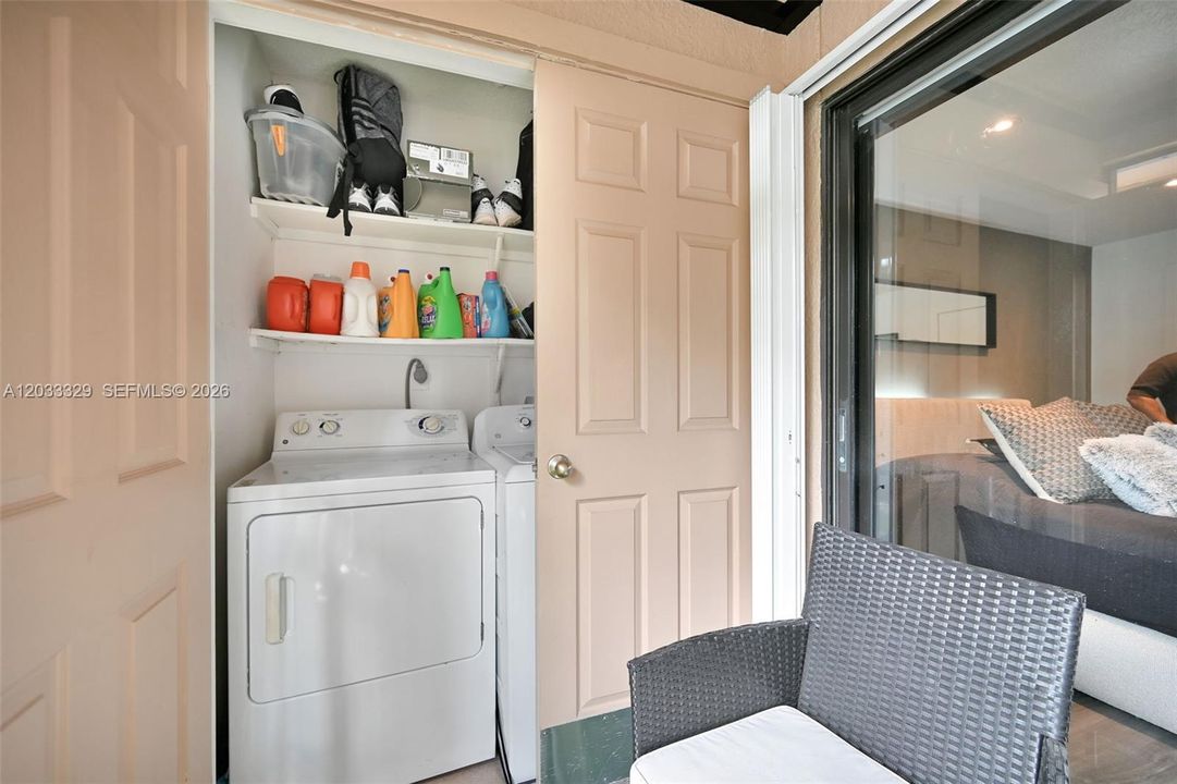 For Sale: $279,000 (1 beds, 1 baths, 651 Square Feet)