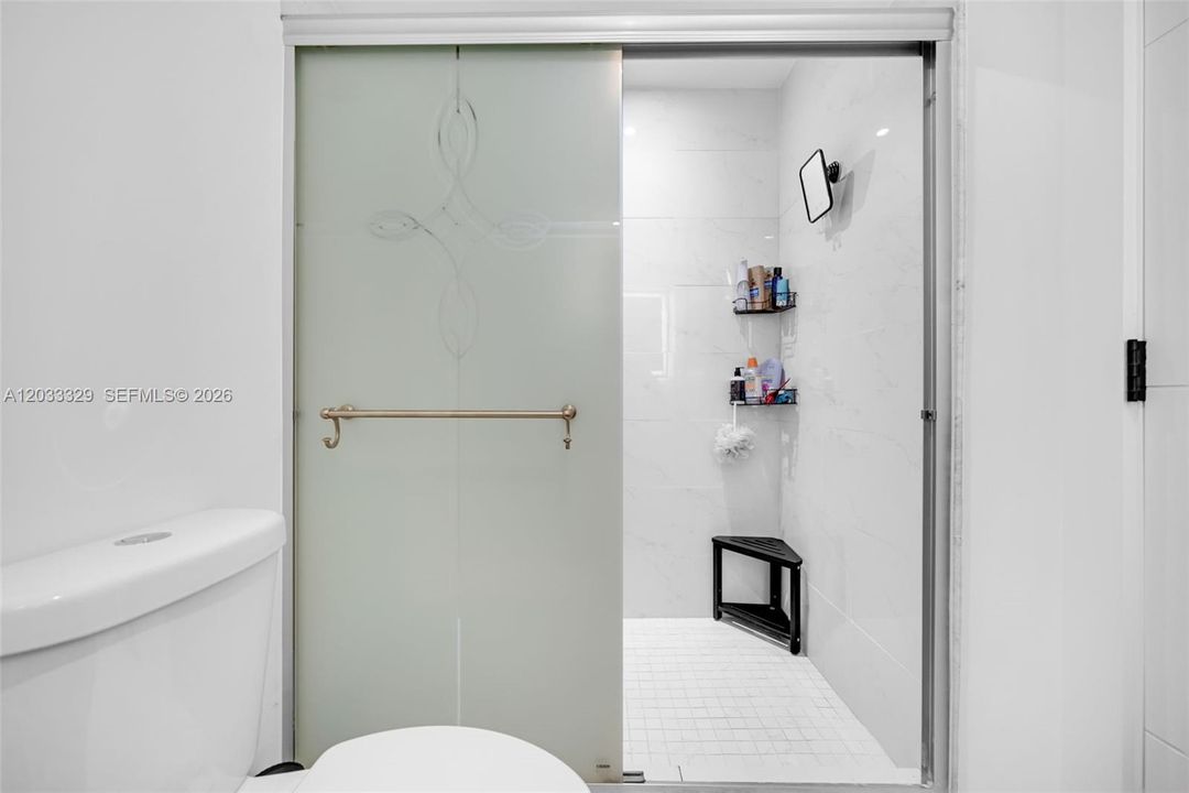 For Sale: $279,000 (1 beds, 1 baths, 651 Square Feet)