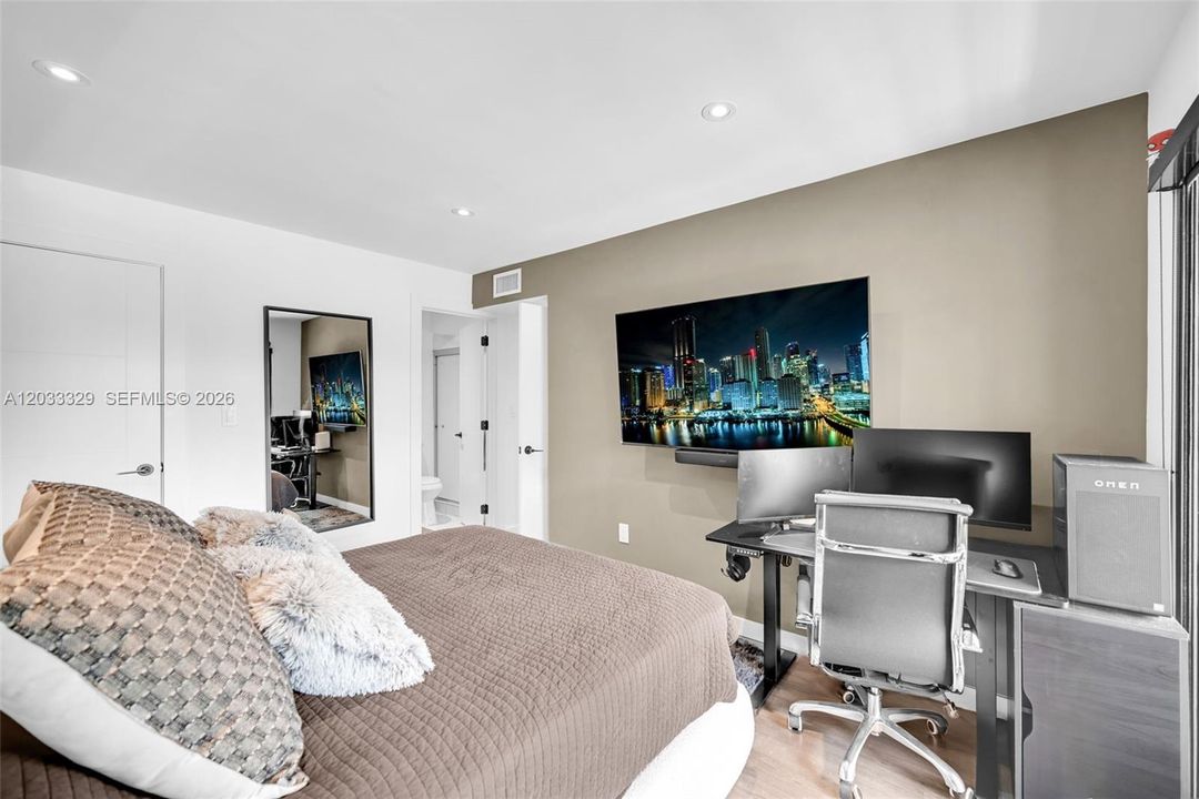 For Sale: $279,000 (1 beds, 1 baths, 651 Square Feet)