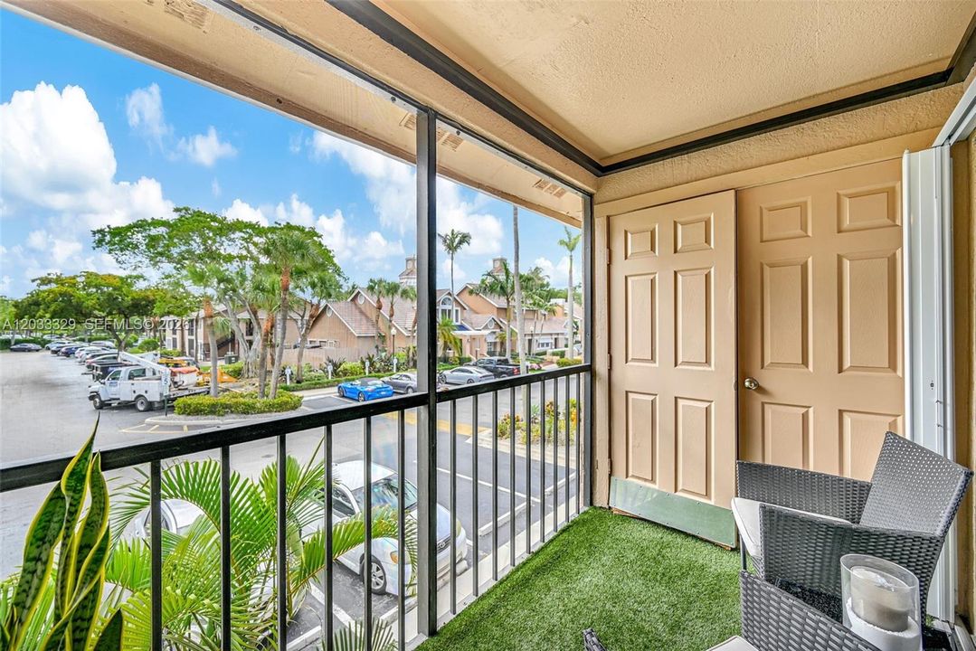 For Sale: $279,000 (1 beds, 1 baths, 651 Square Feet)