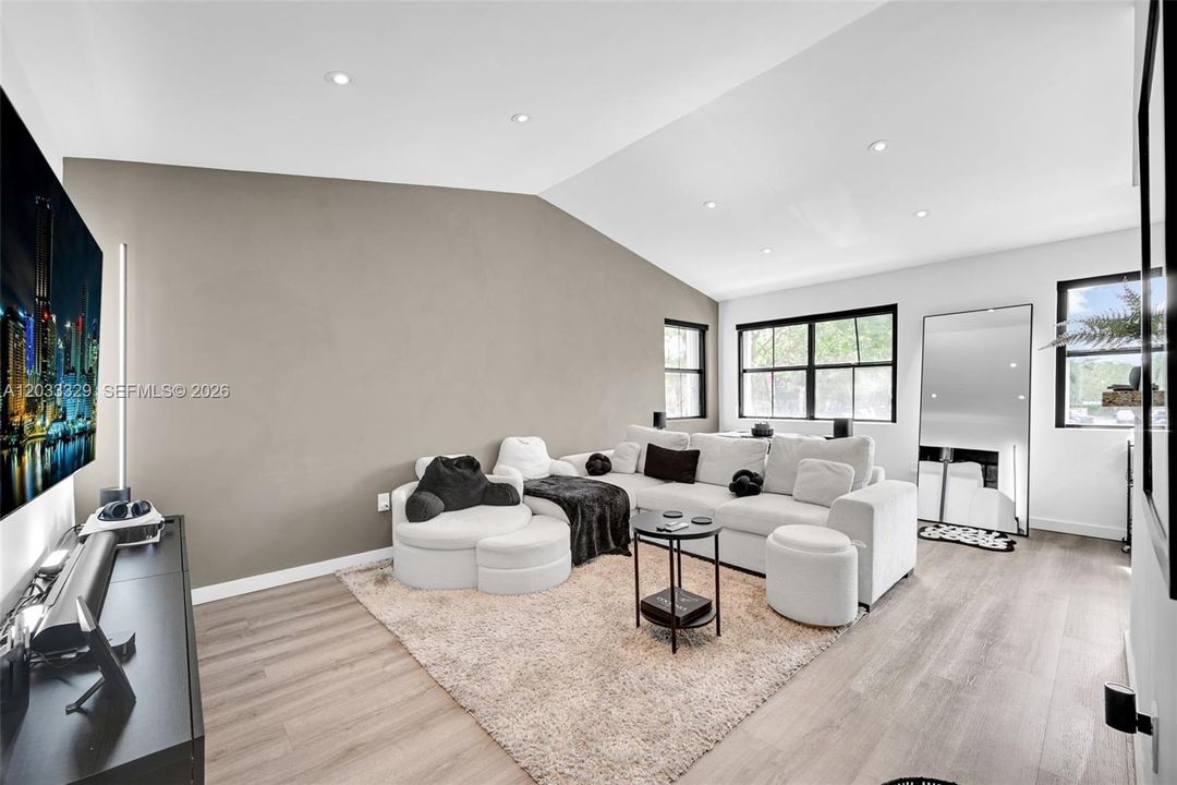For Sale: $279,000 (1 beds, 1 baths, 651 Square Feet)