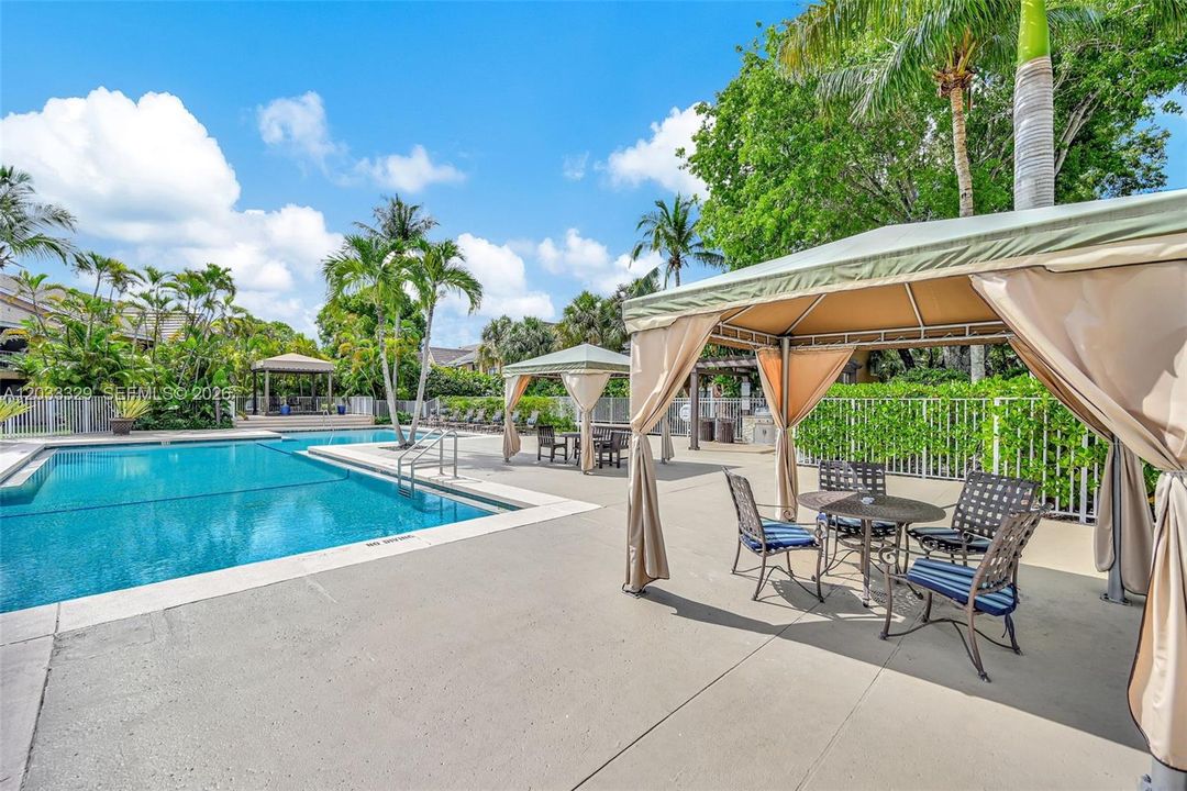 For Sale: $279,000 (1 beds, 1 baths, 651 Square Feet)