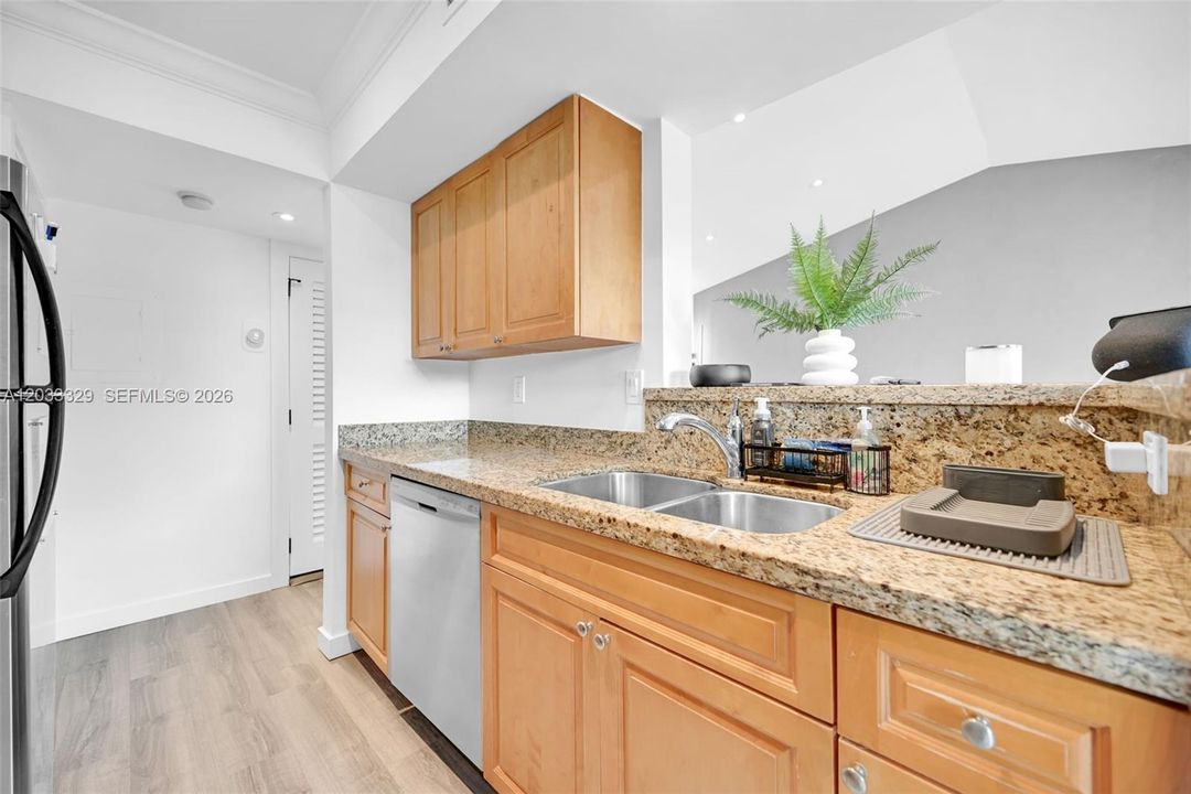 For Sale: $279,000 (1 beds, 1 baths, 651 Square Feet)