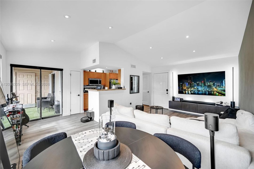 For Sale: $279,000 (1 beds, 1 baths, 651 Square Feet)