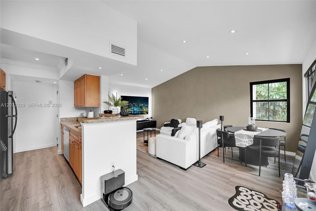For Sale: $279,000 (1 beds, 1 baths, 651 Square Feet)