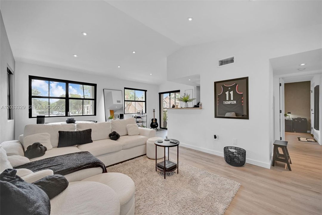 For Sale: $279,000 (1 beds, 1 baths, 651 Square Feet)