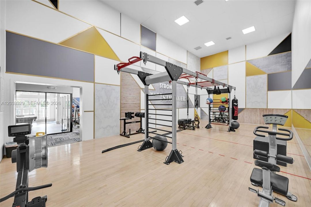 For Sale: $279,000 (1 beds, 1 baths, 651 Square Feet)